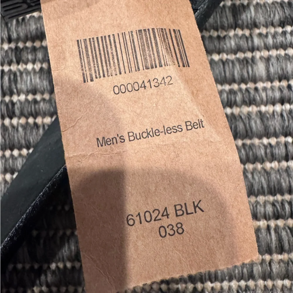 Duluth Trading Co Black Buckle-less Belt
